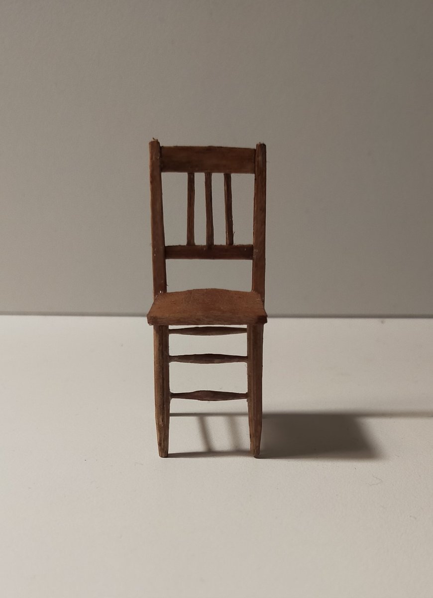 hatorimaro3003's tweet photo. 明治頃のお屋敷にあるような椅子をイメージして制作しました。
サイズ : 高さ65mm×幅25mm×奥行25mm
#アンティーク椅子
#雑貨 https://t.co/fvyBdwO3j5