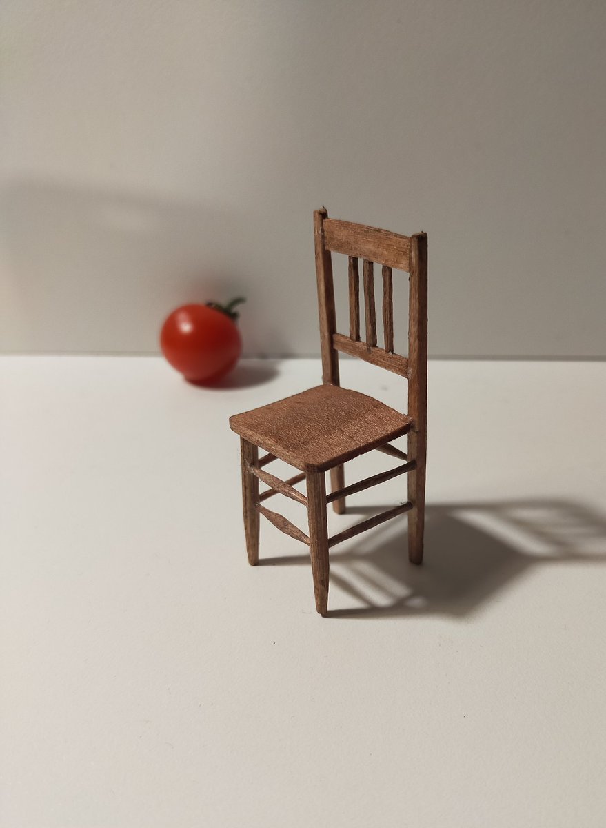 hatorimaro3003's tweet photo. 明治頃のお屋敷にあるような椅子をイメージして制作しました。
サイズ : 高さ65mm×幅25mm×奥行25mm
#アンティーク椅子
#雑貨 https://t.co/fvyBdwO3j5