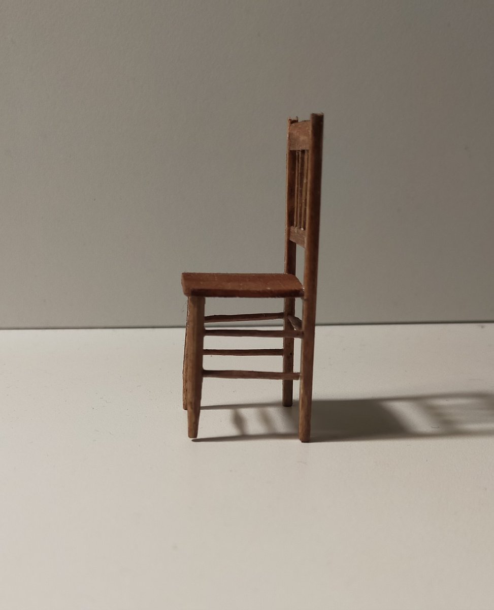 hatorimaro3003's tweet photo. 明治頃のお屋敷にあるような椅子をイメージして制作しました。
サイズ : 高さ65mm×幅25mm×奥行25mm
#アンティーク椅子
#雑貨 https://t.co/fvyBdwO3j5