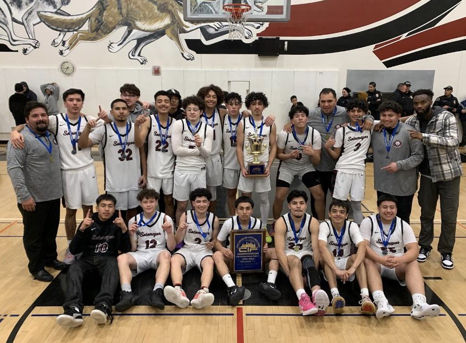 Boys Division IV Final: 🏀

Sotomayor 56 

Huntington Park 50

Congratulations to the Wolves who win their first #CIFLACS title! ☝️👏