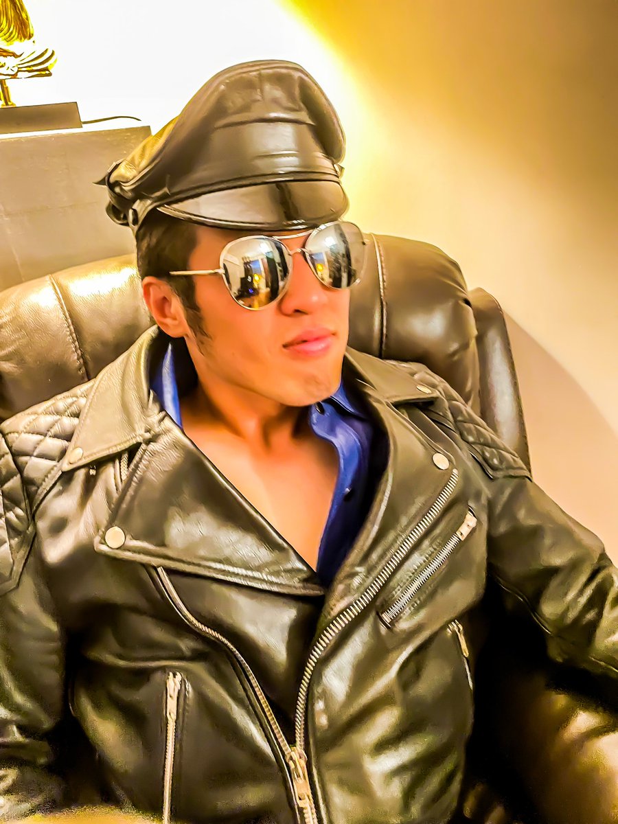 leathersuitsng's tweet photo. Will you come sit by my side?

#LeatherJacket #leathermen #bluf #kink #leatherboots #misterb #leathergay #leatheruniform https://t.co/Q5ij3kPmKd