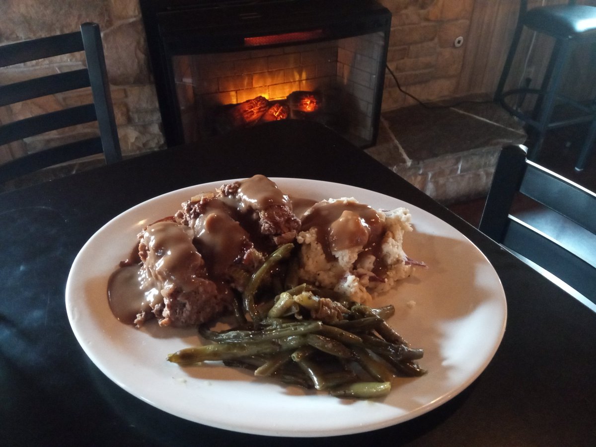 ChefAussie2022's tweet image. Aussie&apos;s meatloaf with garlic mash and green beans serve with a rich creamy gravy