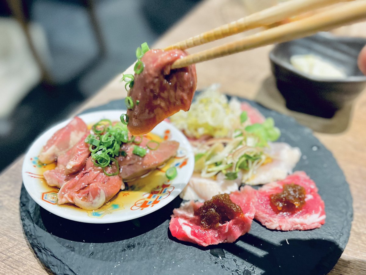 sanchasanpo's tweet photo. 鰤しゃぶ、たこ刺し、レバ刺し、ミノ刺し、ハツ刺し、タン刺し、ラムユッケ。あらゆる刺しのパレードを見たような気分です。さすが恵比寿。山崎もありました。ありがとう。
#sqall
#恵比寿
#肉刺し
#魚刺し https://t.co/mKxdbnzWbB