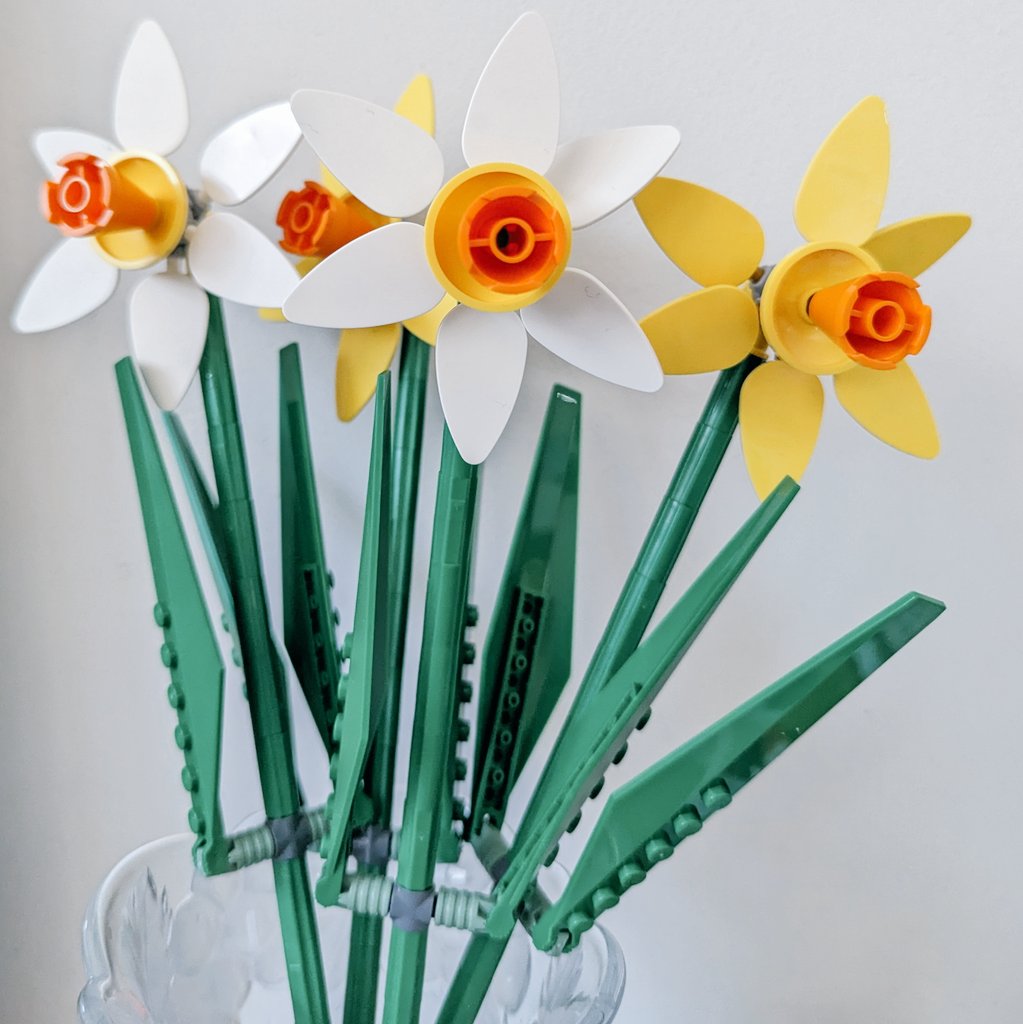 LEGOMADA's tweet photo. 暦の上では春だけど、冬の花 #スイセン　のお名前覚えよう作戦で、レゴのお花初購入。色違いの花4本故、何回も同じことの繰り返しに即飽きる私、同じことの繰り返しに安心して組み続ける3歳児。出来上がりはありとあらゆるところがクルクルして飾るのが難しい〜。#レゴ https://t.co/ZZyUhV9pKH