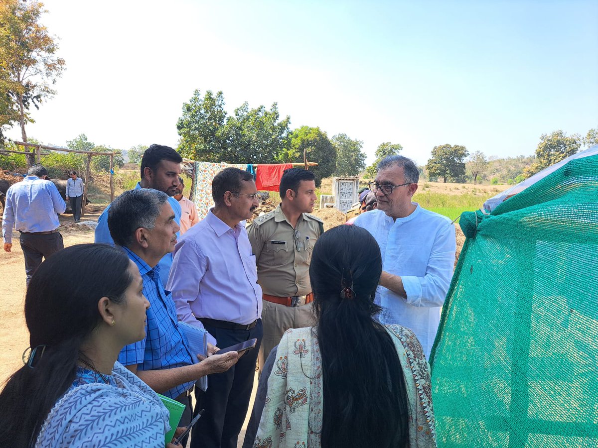 KrishnaDevTrip6's tweet photo. जिले से वन विभाग के माध्यम से फ़ूड ग्रेड महुआ ग्रामीणों से संग्रहण कर लन्दन के "ओ फारेस्ट" कंपनी को 110 रुपये प्रति किलो की दर से विक्रय कराया जायेगा। कलेक्टर के डी त्रिपाठी द्वारा ग्रामीणों को उच्च तकनीक से संग्रहित महुआ से होने वाले तीन गुना लाभ की जानकारी दी गई। https://t.co/AB4U68agEK