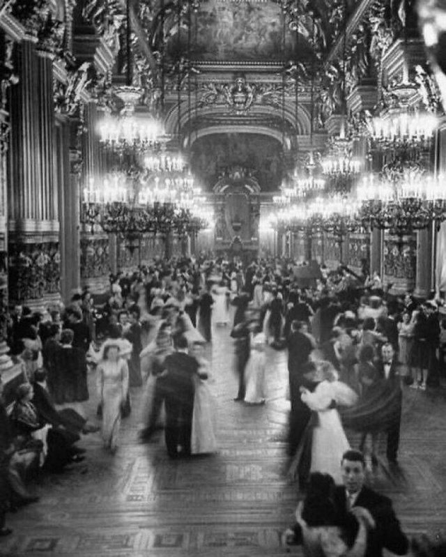 - Parejas bailando en el gran vestíbulo de la Ópera de París en un baile de la victoria