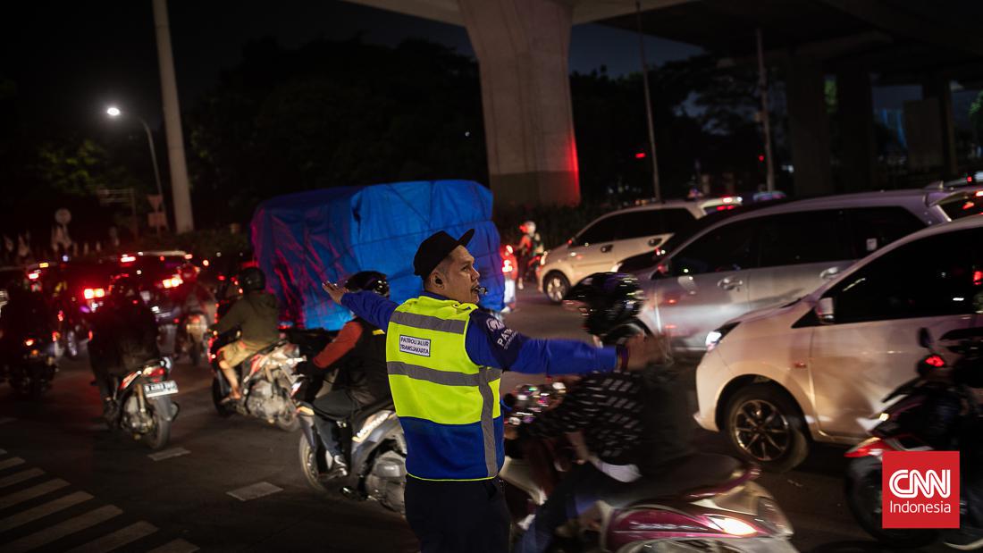 CNNIndonesia's tweet photo. Jutaan warga terjebak kemacetan di jalanan Jakarta yang menyandang predikat kota termacet kedua di Asia Tenggara. Data yang dirilis TomTom Traffic Index pada 2022, tingkat kemacetan Jakarta memburuk dari tahun sebelumnya. https://t.co/m66BZO99iG #CNNIndonesia https://t.co/VpdK6CJL7m