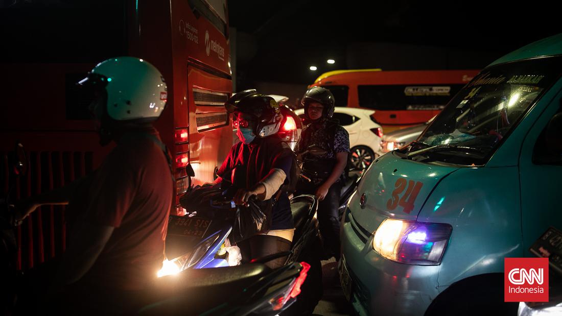 CNNIndonesia's tweet photo. Jutaan warga terjebak kemacetan di jalanan Jakarta yang menyandang predikat kota termacet kedua di Asia Tenggara. Data yang dirilis TomTom Traffic Index pada 2022, tingkat kemacetan Jakarta memburuk dari tahun sebelumnya. https://t.co/m66BZO99iG #CNNIndonesia https://t.co/VpdK6CJL7m