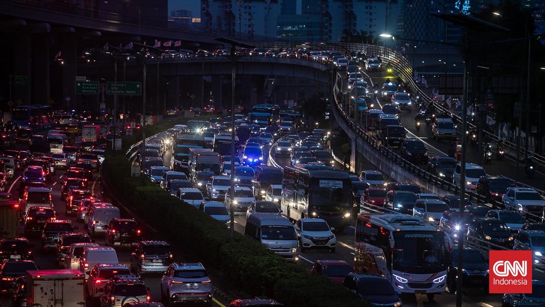 CNNIndonesia's tweet photo. Jutaan warga terjebak kemacetan di jalanan Jakarta yang menyandang predikat kota termacet kedua di Asia Tenggara. Data yang dirilis TomTom Traffic Index pada 2022, tingkat kemacetan Jakarta memburuk dari tahun sebelumnya. https://t.co/m66BZO99iG #CNNIndonesia https://t.co/VpdK6CJL7m