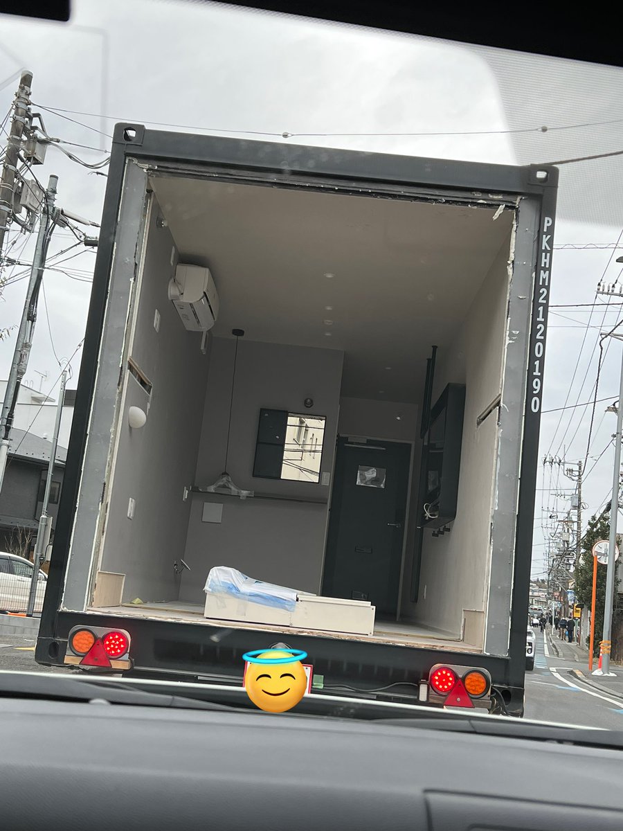 ruru_robot's tweet photo. 自分の車の前、家が走ってんだけど😳😳😳 https://t.co/SgZ0iq1Soo