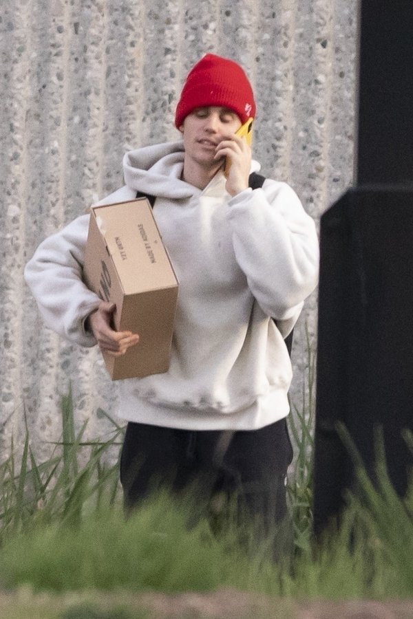 Bieberism on Twitter: "Justin Bieber arrives at Kanye Wests Studio in