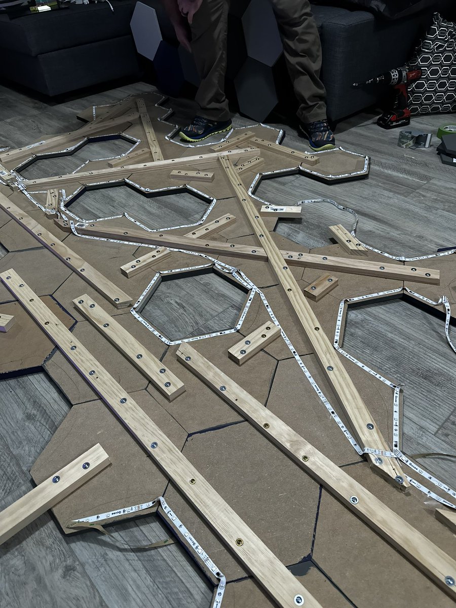 Macdizzledoo's tweet photo. @LeeferTT @TrueTonyData French cleats! They’re all connected together to stabilize, but then large French cleats go through portions to actually connect them to the wall. https://t.co/7e0kvXbda7