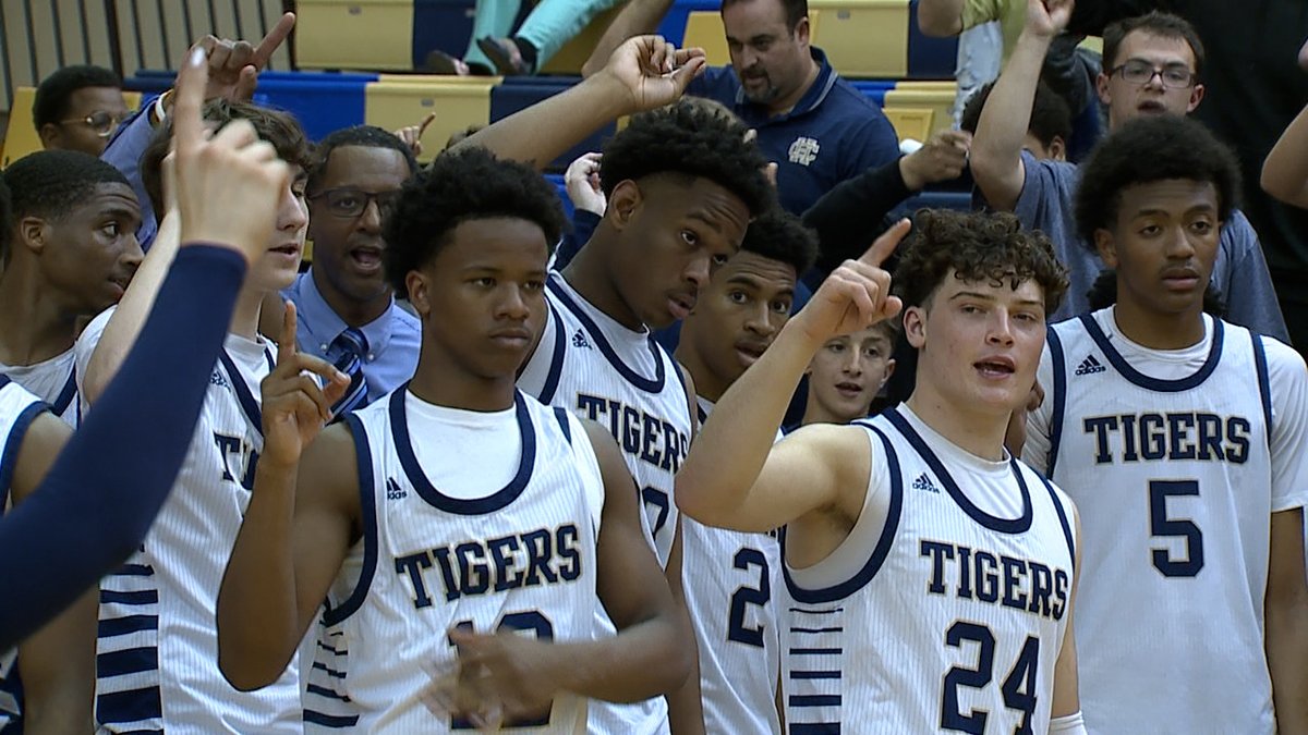 WGNOtv's tweet image. Holy Cross rings victory bell with bi-district playoff win over McKinley trib.al/HUnXNMe