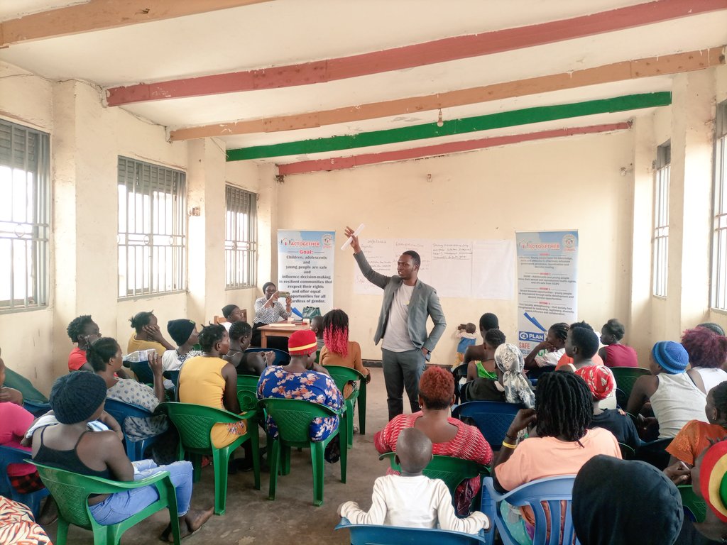 SsessaaziHerman's tweet photo. Engaging youth in Commercial Sex Work and Young mothers from Kisenyi 2 kampala Central equip them with knowledge to transform and live through financial literacy and enterprises selection
#KampalaDevelopmentForum
#KCCAUG
#SDIYouth
#ACTogetherUganda
#KnowYourCityTV https://t.co/35nRqgN3Ab