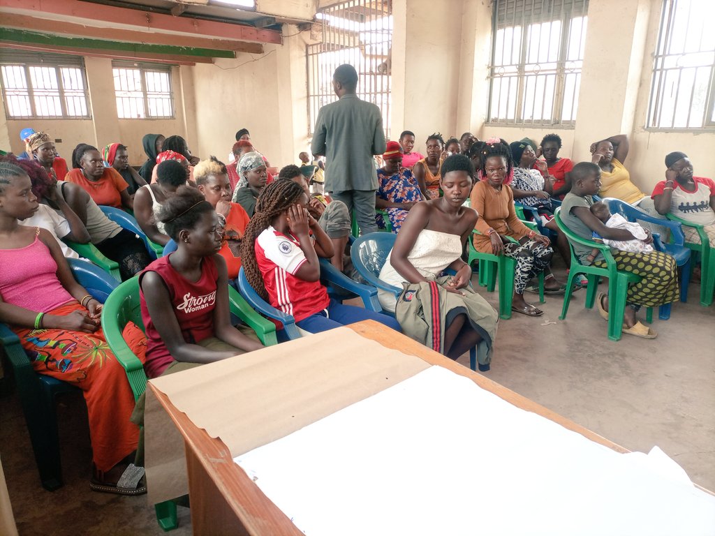 SsessaaziHerman's tweet photo. Engaging youth in Commercial Sex Work and Young mothers from Kisenyi 2 kampala Central equip them with knowledge to transform and live through financial literacy and enterprises selection
#KampalaDevelopmentForum
#KCCAUG
#SDIYouth
#ACTogetherUganda
#KnowYourCityTV https://t.co/35nRqgN3Ab