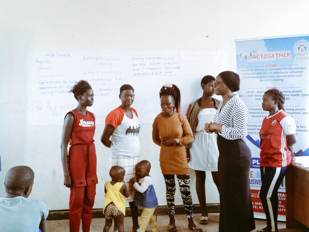 SsessaaziHerman's tweet photo. Engaging youth in Commercial Sex Work and Young mothers from Kisenyi 2 kampala Central equip them with knowledge to transform and live through financial literacy and enterprises selection
#KampalaDevelopmentForum
#KCCAUG
#SDIYouth
#ACTogetherUganda
#KnowYourCityTV https://t.co/35nRqgN3Ab