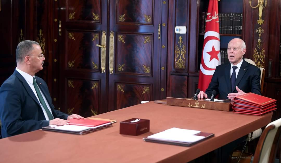 TnPresidency's tweet photo. ضرورة فتح كل الملفات المتعلقة بالفساد والمشاريع التي تأخر إنجازها كمشروع مستشفى خادم الحرمين الشريفين الملك سلمان بن عبد العزيز بالقيروان ومشروع مستشفى غار الدماء والمستشفى الجديد للأم والرضيع أبرز محاور استقبال رئيس الجمهورية #قيس_سعيّد لوزير الصحة السيّد علي مرابط. #TnPR https://t.co/NjLE57TjlK