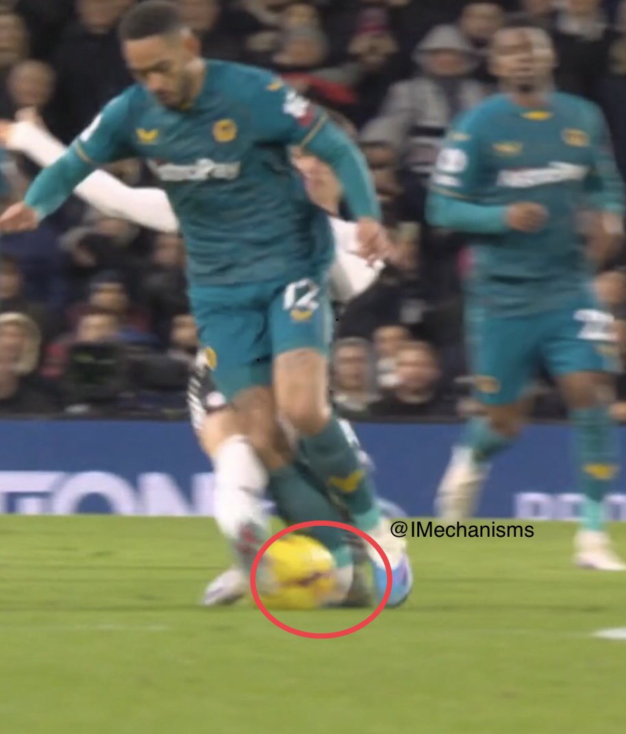 Wolves’ Matheus #Cunha off w/ right ankle injury.
🔸Mechanism: External rotation + eversion
🔸Main Concern: High/medial ankle sprain (with or without fracture component)
🔸Imaging: Xrays/MRI.  CT as needed
🔸Timeframe: TBD by severity
#Wolves #FULWOL #EPL