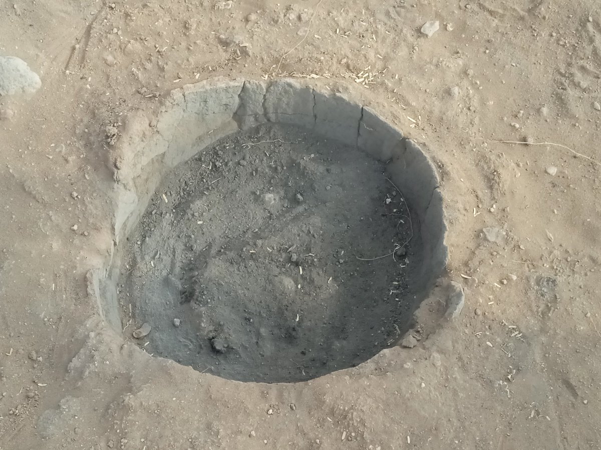 JorgedeTorres's tweet photo. Dos ceramicas enterradas, una con restos de escoria y la otra con cenizas... Un pequeño taller metalurgico? https://t.co/ml0HXmOYAO