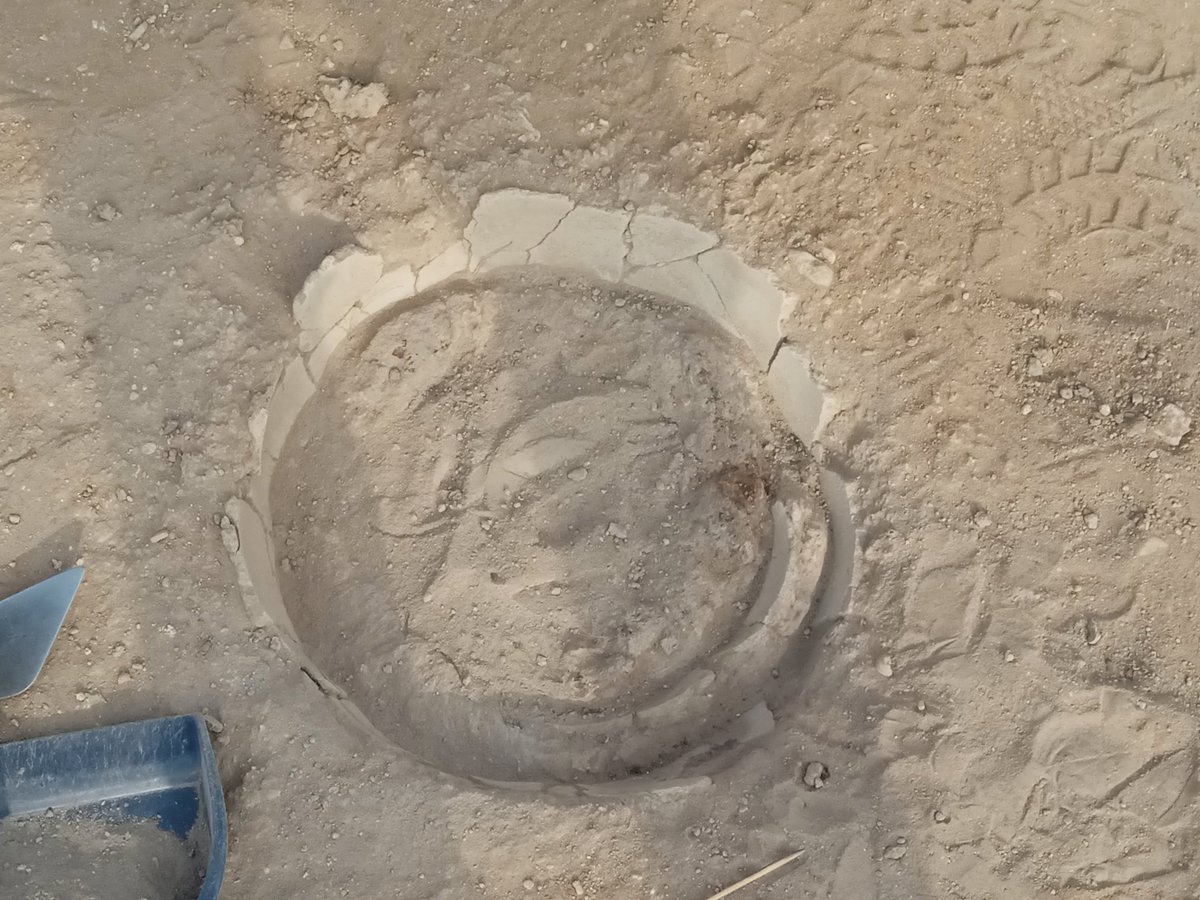 JorgedeTorres's tweet photo. Dos ceramicas enterradas, una con restos de escoria y la otra con cenizas... Un pequeño taller metalurgico? https://t.co/ml0HXmOYAO