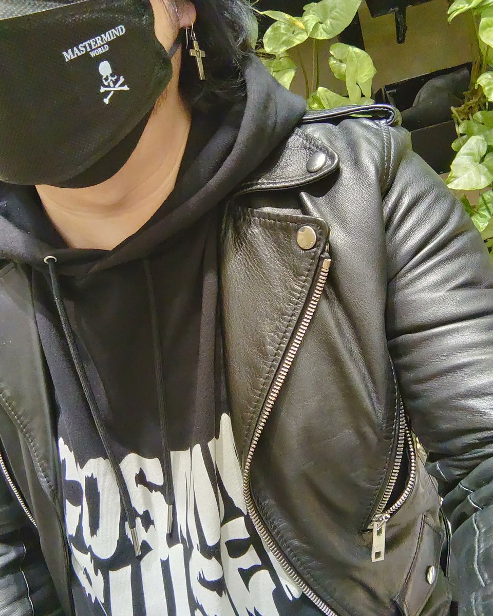 Mitsuya_Junichi's tweet photo. 今日はかなり寒い。ヒートテックをインナーにしたけど、ライダースは寒い。
かなり久々にCELINEのスキニー履いたけど、MINEDENIMの履き心地最高のスキニーに慣れすぎて、かなり窮屈…
#CELINE #CELINEHOMME #HEDISLIMANE #cosmiccruiser #CELINEBYHEDISLIMANE #19SS #22SS #saintlaurentparis https://t.co/LsRREmvQHF