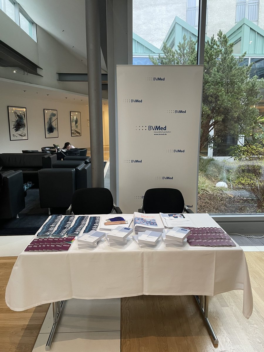 BVMed_MDR's tweet photo. Der @BVMed in Potsdam bei der #AGTF Fortbildung. Der FB Blut des BVMed ist Schirmherr des Seminars „Grundlegende Aspekte zu präparativer und therapeutischer Apherese“ mit Priv. Doz. Dr. Christoph Grabmer. #BVMedvorOrt https://t.co/XS5pyP8Szz