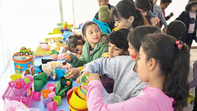 Onlar oynayarak iyileşir: Deprem bölgesindeki çocuklara desteğe koştular

🖊 <a href="/gizemcoskunarda/">Gizem Coşkunarda</a> &amp; <a href="/MelisDC/">Melis D Calapkulu</a>

hurriyet.com.tr/kelebek/hurriy…