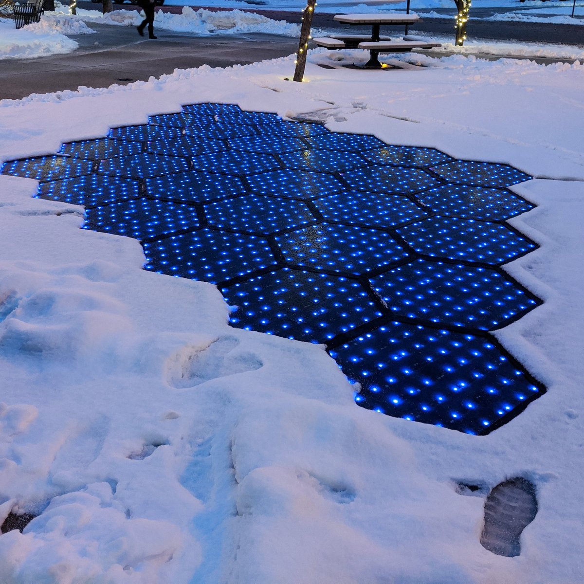 SolarRoadways's tweet photo. We love how the #blueleds look against the snow!

#SolarRoadways #CleanEnergy
#WinterSafety #GreenerandSafer #IntelligentInfrustructure https://t.co/yJSvAhXxEf