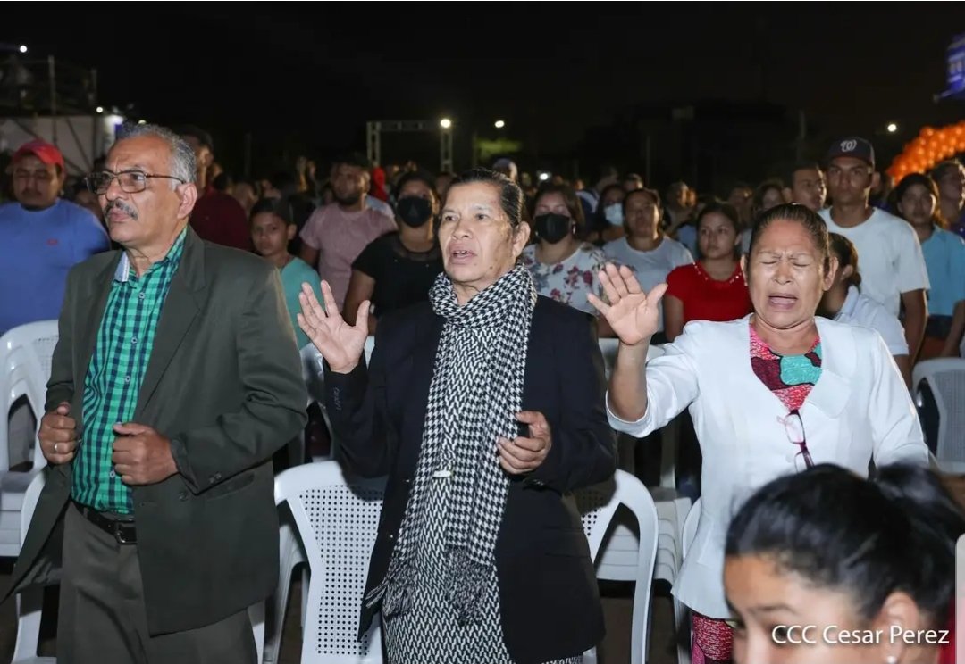 FonsecaUve's tweet photo. Es acaso esta la prohibición o persecusion religiosa de la que hablan los adversarios??. Júbilo, Fé, Esperanza y Comunión completa con Dios se vivió este Viernes con el evangelista Bryan Caro. 
Que sigan pensando los necios lo que quieran, Nuestro guia será siempre Dios. https://t.co/YRZkm7I2FY