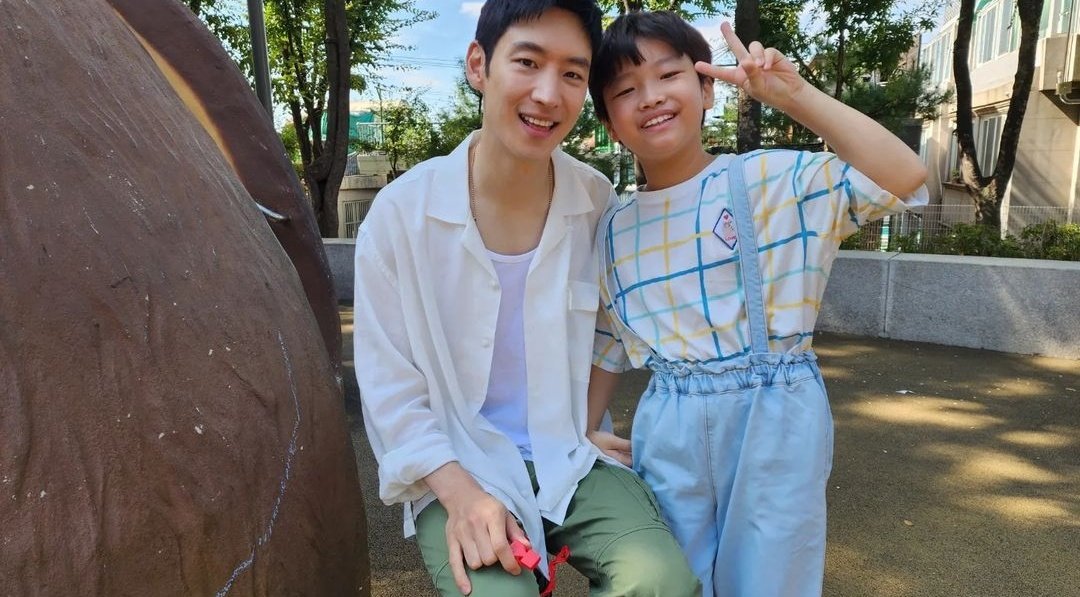 simpforjehoon's tweet photo. lee jehoon with a child actor during taxi driver 2 filming <3 https://t.co/wpskhfb9Ym