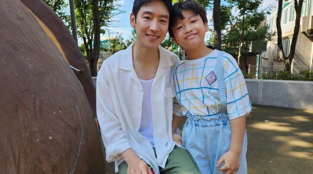 simpforjehoon's tweet photo. lee jehoon with a child actor during taxi driver 2 filming <3 https://t.co/wpskhfb9Ym