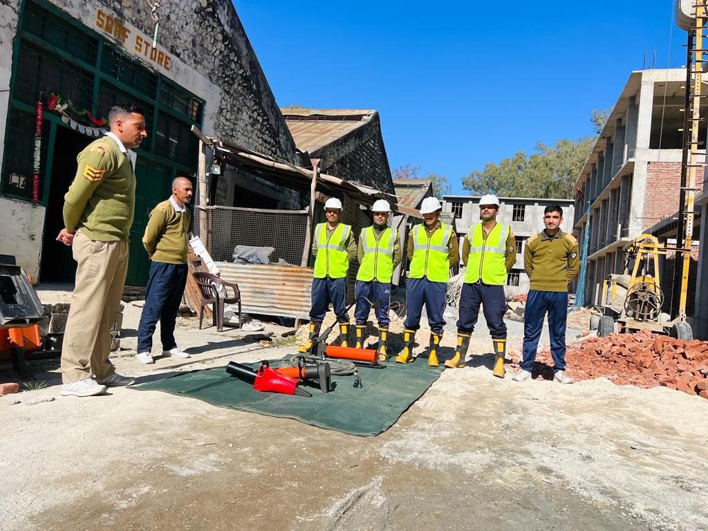 HP_SDRF's tweet image. **आपदा रक्षा सर्वदा** (अभ्यास सत्र)
#practicesession @HPSDMA @himachalpolice @seoc_shimla