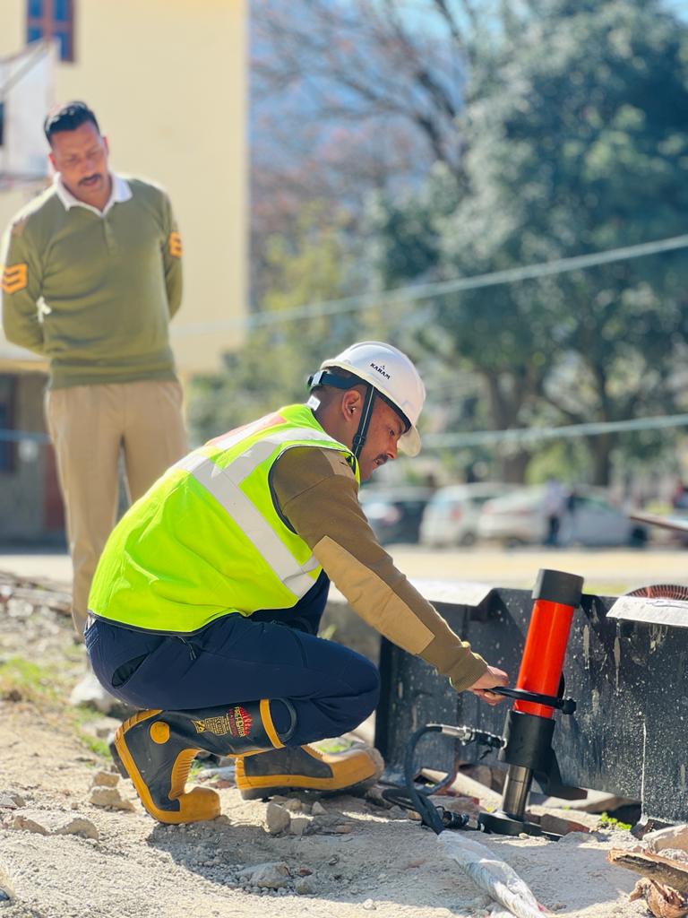 HP_SDRF's tweet image. **आपदा रक्षा सर्वदा** (अभ्यास सत्र)
#practicesession @HPSDMA @himachalpolice @seoc_shimla