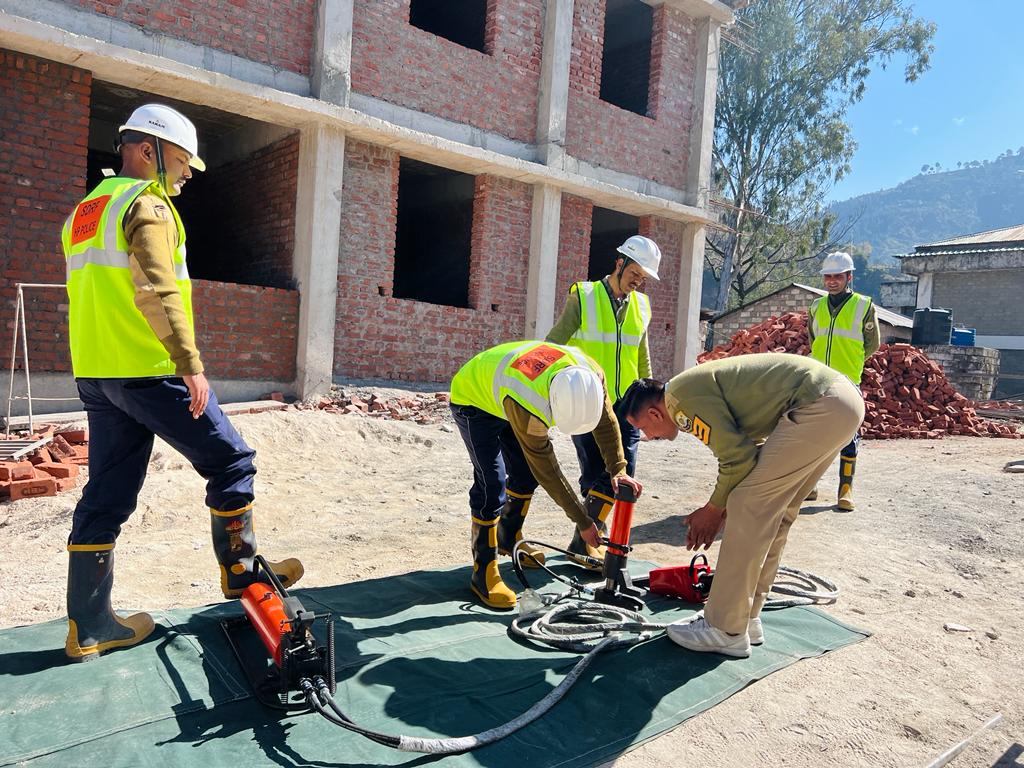 HP_SDRF's tweet image. **आपदा रक्षा सर्वदा** (अभ्यास सत्र)
#practicesession @HPSDMA @himachalpolice @seoc_shimla