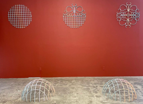 mmacjs's tweet photo. 🎨 La serie Aesthetic Beauty de la exposición "Muros" de @aiTorism es una serie de esculturas de herrería que muestra la ironía contenida entre la belleza y la función de estas rejas decorativas.
#MMACJS #exposición https://t.co/mQaDeyjiW5