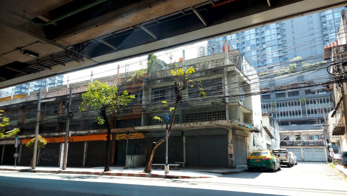 Civil_Eng_CU's tweet photo. สังเกตมาหลายที่ ตรงไหนที่มีรถไฟฟ้าวิ่งผ่าน ธุรกิจร้านค้าเล็กๆตามห้องแถวจะทยอยปิดกิจการกันไป ธุรกิจที่จะอยู่ได้คือห้างและคอนโดสินะ https://t.co/aB5Y3p51At