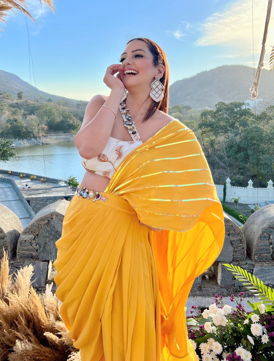 AnchorPiya's tweet photo. Beautiful Location For Haldi Ceremony #ramadrama  #wedding #anchorpiyasharma🎤#haldiceremony #weddinganchor #haldilook💛 #yellowcolor #wearing @tehhzeeb_couture #eventby @waw_weddings #location  @raajsakumbhalgarh https://t.co/KaqdwQIBqv