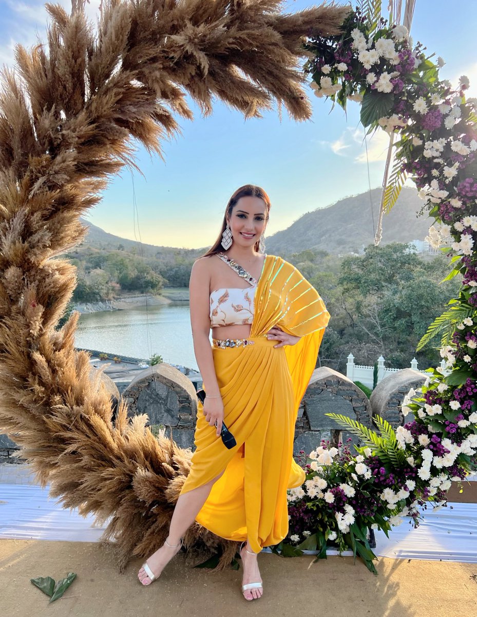 AnchorPiya's tweet photo. Beautiful Location For Haldi Ceremony #ramadrama  #wedding #anchorpiyasharma🎤#haldiceremony #weddinganchor #haldilook💛 #yellowcolor #wearing @tehhzeeb_couture #eventby @waw_weddings #location  @raajsakumbhalgarh https://t.co/KaqdwQIBqv