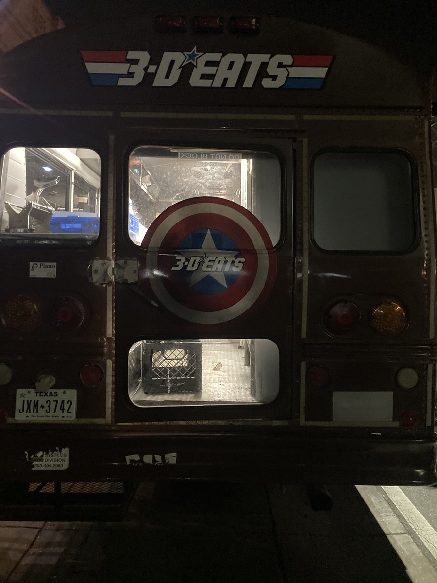 DRSL823's tweet photo. Food trucks on palafox @the5barrel #wheels https://t.co/FWKh8aW5Eo