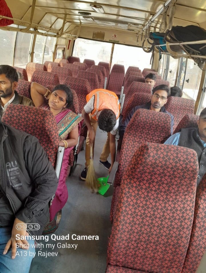 सीतापुर बस स्टेशन पर मार्ग से लौटकर आने वाली बसों की लघु सफाई कराते हुए....