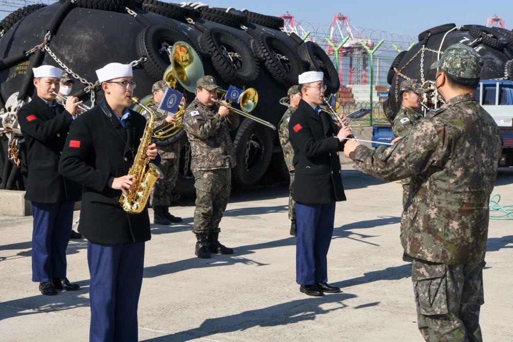 US7thFleet's tweet photo. The Los Angeles-class fast-attack submarine USS Springfield (SSN 761) pulled into port in Busan, Feb. 23. #USNavy #InternationalByDesign https://t.co/kUZlqX6lXb