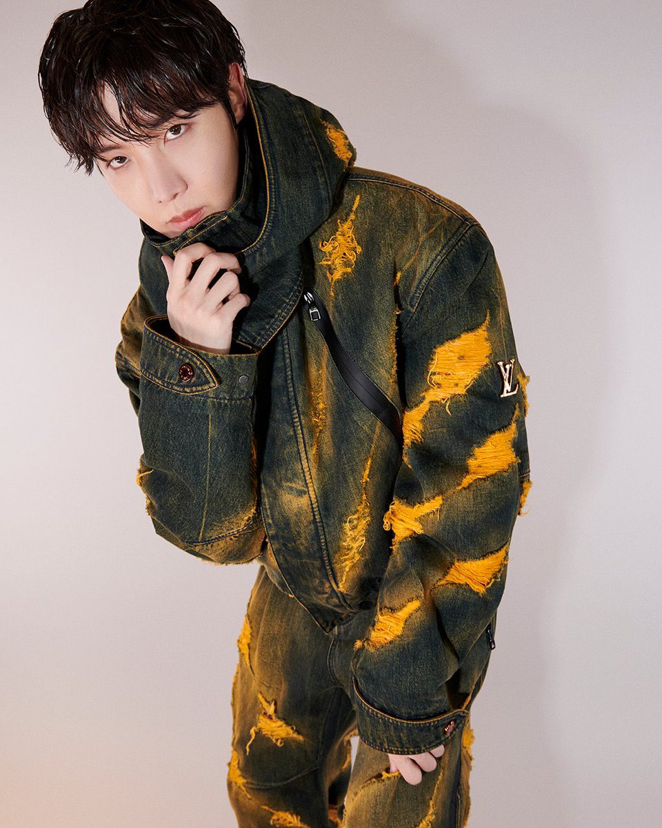 italianarmyfam_'s tweet photo. 📸 Scatti di Hoseok per Louis Vuitton, in veste di nuovo brand ambassador ufficiale‼️😍

@BTS_twt #JHOPExLouisVuitton https://t.co/CSGQjABEdT