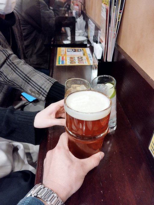 後輩に酒奢る 