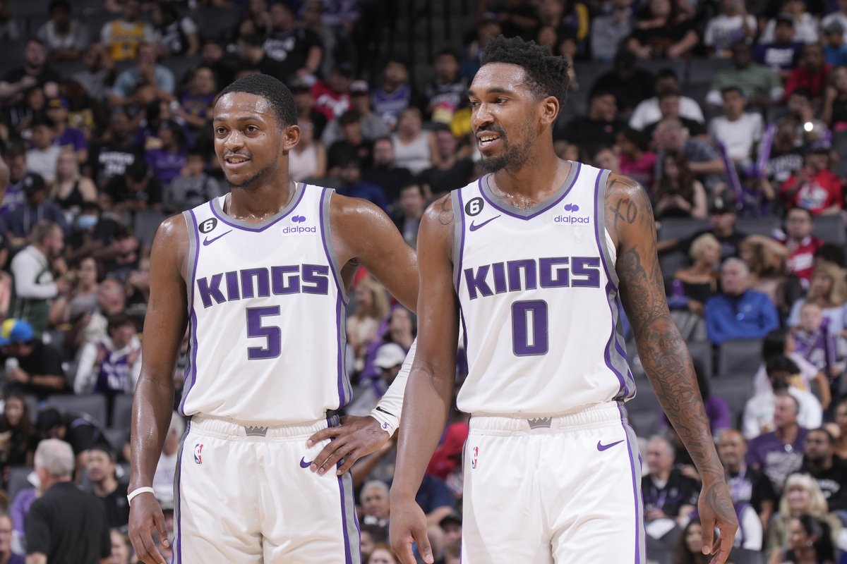 BleacherReport's tweet photo. De'Aaron Fox &amp; Malik Monk left it all on the floor tonight:

Fox: 42 PTS, 12 AST, 5 STL
Monk: 45 PTS (off the bench❗️)

Road warriors ⚔️ https://t.co/4jm0I5vWLq