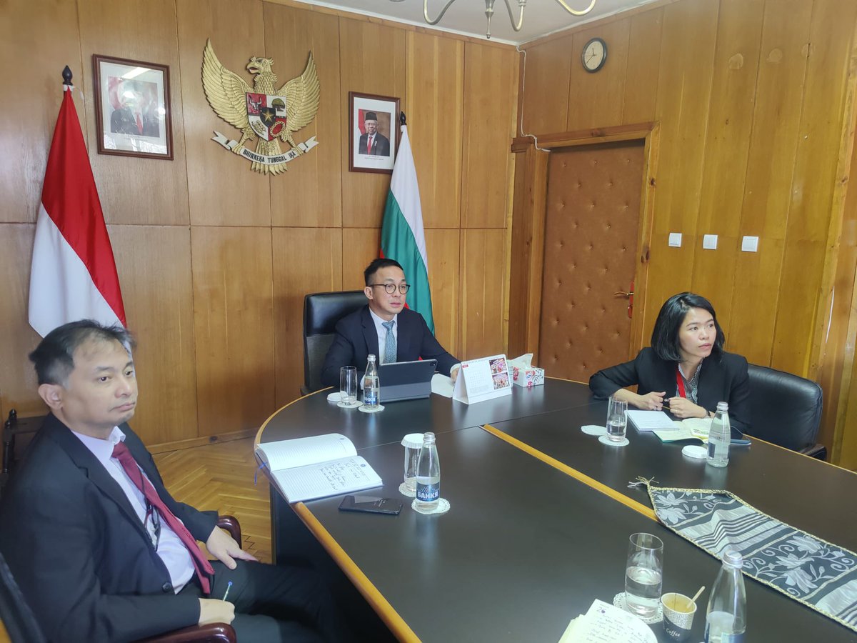 IndonesiaInSOF's tweet photo. Fruitful Zoom Meeting between the Indonesian Embassy in Sofia and Plovdiv Municipality for an exciting Indonesian Festival in the Ancient Theatre Plovdiv this June! 

#inidiplomacy #kbrisofia #indonesiainsofia #indonesianway #indonesianfestival #plovdiv #ancienttheatreofplovdiv https://t.co/6ns8lLWGCJ