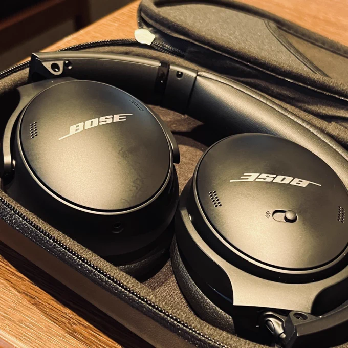 自宅のテレビ用に買ったBoseのQuietComfort 45を試しに外で試してみたんだけど、耳をすっぽり覆い隠してのノイズキャンセリングは没入感がすごい。AirPods Proよりネームに集中できるかも。 