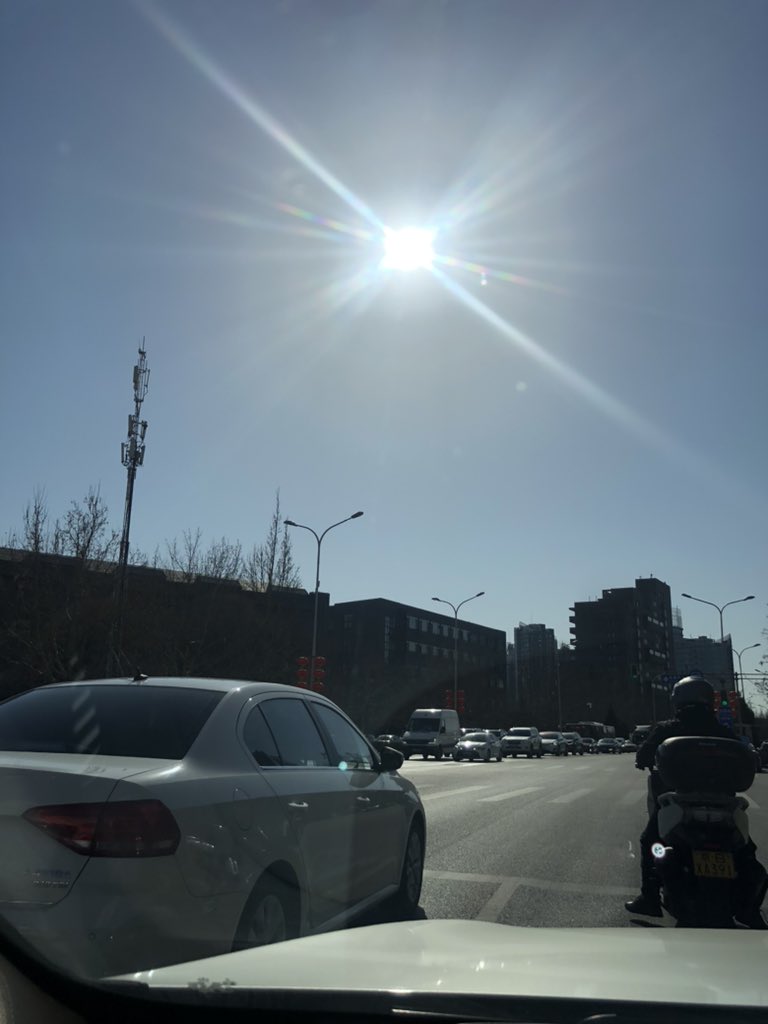媳妇儿最后约了闺蜜。去朝阳大悦城。 从地下停车场出来这大太阳 晃的我 都睁不开眼睛。 春天来了。  嗯。 到了开始活动的时候了。。。 https://t.co/QvgKzVnPuu