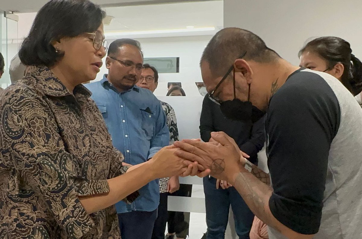 amrudinnejad_'s tweet photo. Hari ini Kami bererimakasih atas kunjungan Ibu Menteri Keuangan RI, Ibu Sri Mulyani yang sejak awal telah mensupport dan Mendo'akan kesembuhan David, Ibu Sri Mulyani hari ini berkunjung ke RS bersama Ketua Umum PP GP Ansor H. Yaqut Cholil Qoumas https://t.co/6C3wGKKuxS