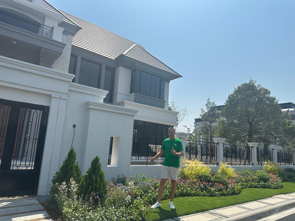 Thavisin's tweet photo. ไม่เคยเห็นสวนหน้าบ้านที่สวยขนาดนี้ ที่นาราสิริ วัชรพล ราคาเริ่ม 35 ล้าน เปิดชม/โอน 1 พ.ค. นี้ https://t.co/f4sdXi7Hw5