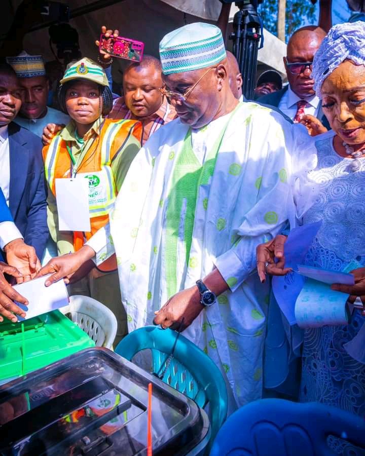 allfornigeria's tweet photo. DEMOCRACY! The die is cast.... history in the making as two distinguished gentlemen embark on a journey to #RecoverNigeria from the shackles of bad governance.
Atiku and Okowa are coming.

#Okowalition #NigeriaElections2023 https://t.co/2JsA0zz480